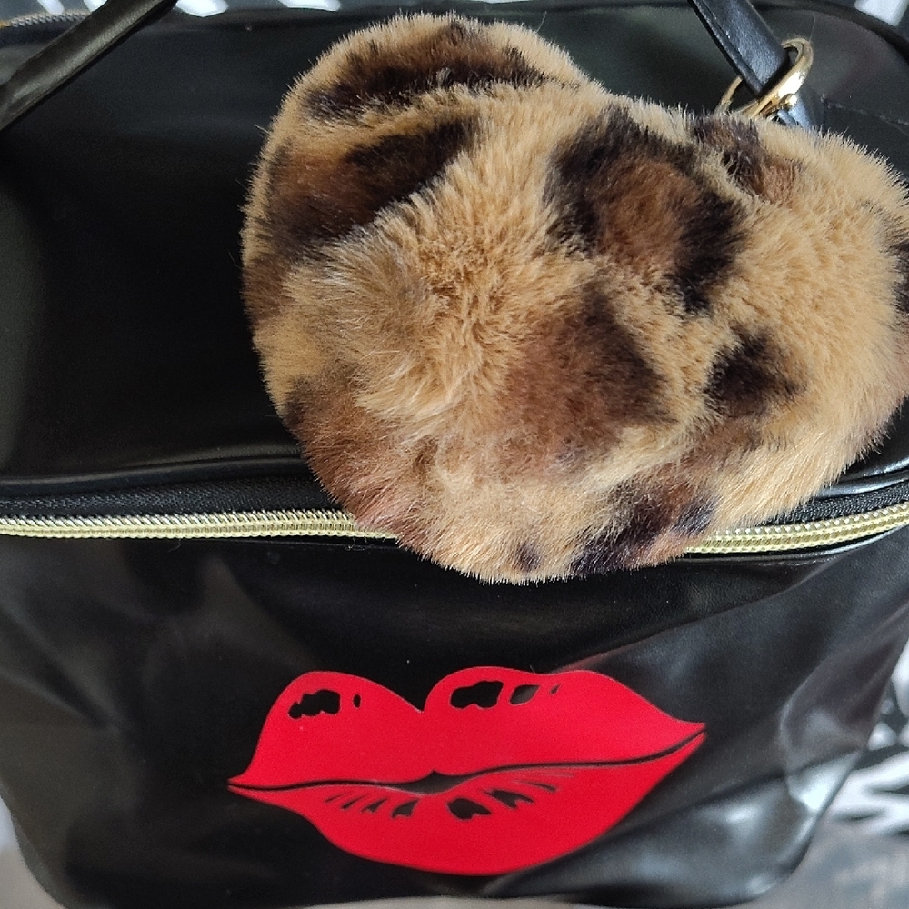 2PC🆕Lip Makeup Bag&Fuzzy Leopard Keychain Charm NWT